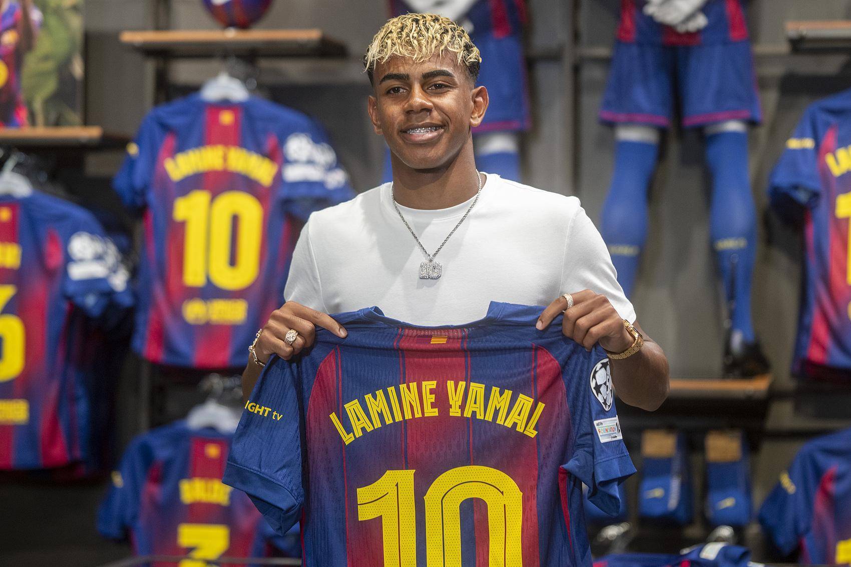 巴萨上架亚马尔神秘印号球衣新赛季改穿10号的简单介绍  第1张