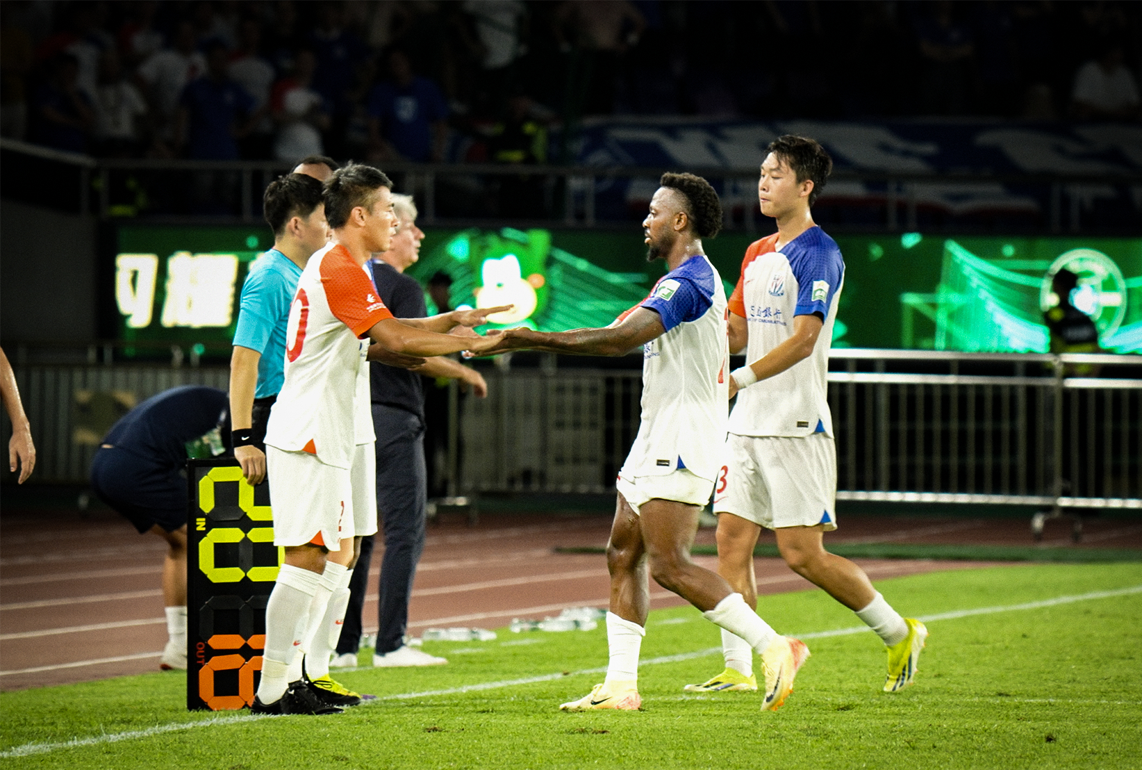 中超浙江队0-0上海申花路易斯中梁申花三轮不胜丢榜首的简单介绍