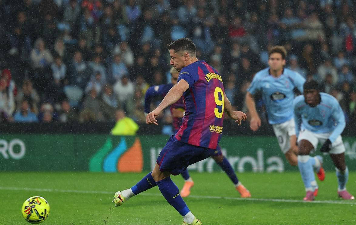 西甲塞尔塔2-4巴塞罗那莱万帽子戏法的简单介绍  第1张