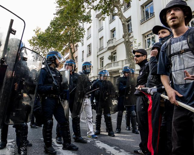 法国：大巴黎夺冠引发骚乱多人被捕的简单介绍  第2张