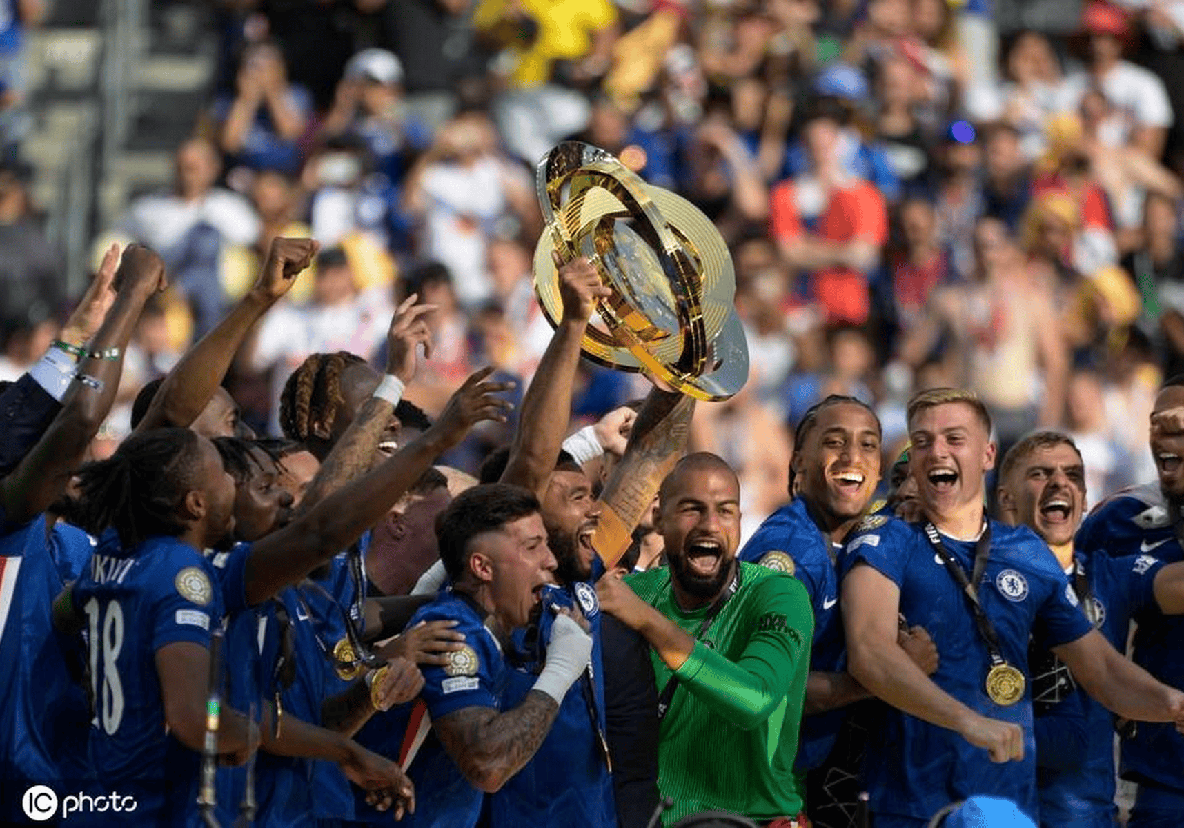 关于德罗巴庆祝切尔西夺冠蓝军传奇与球队共享喜悦的信息  第2张