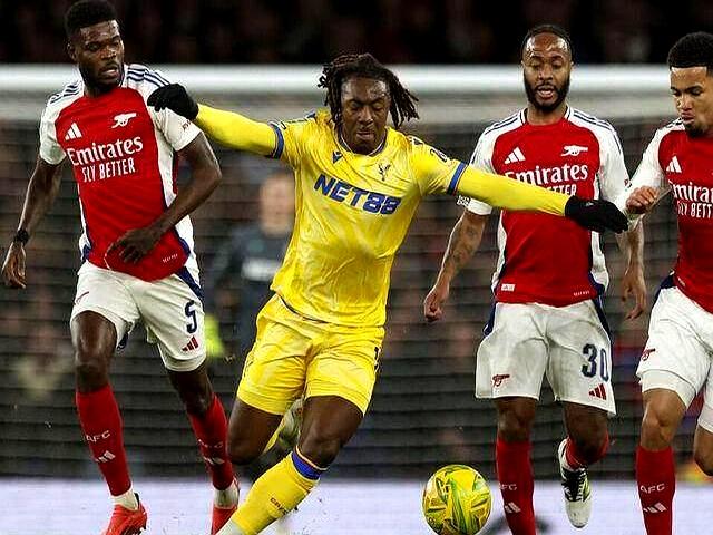 包含拜仁慕尼黑将埃泽列入引援名单球队将与阿森纳竞争球员的词条