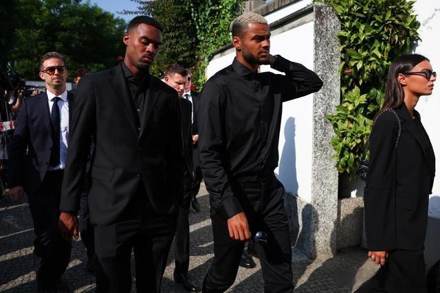 关于狼队球迷莫利纽球场悼念若塔若塔曾为狼队效力三年的信息  第2张