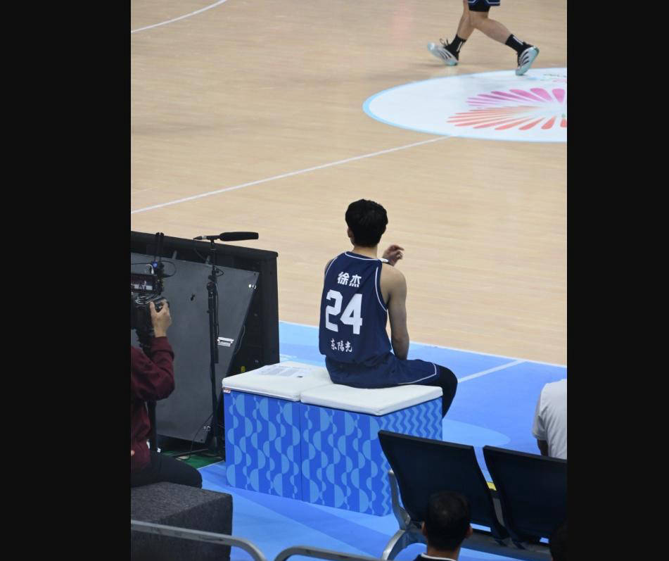 媒体人质疑徐杰遭郭士强弃用身高和防守或成主因的简单介绍  第1张