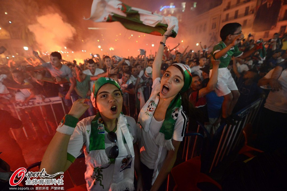 阿尔及利亚体育场球迷坠落已造成3人死亡80人受伤的简单介绍  第1张