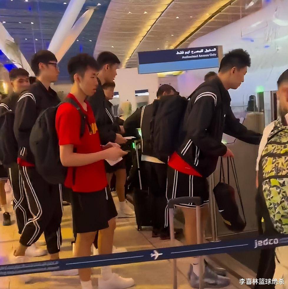 包含中国男篮启程前往西班牙赵睿领衔王浩然离队的词条  第2张