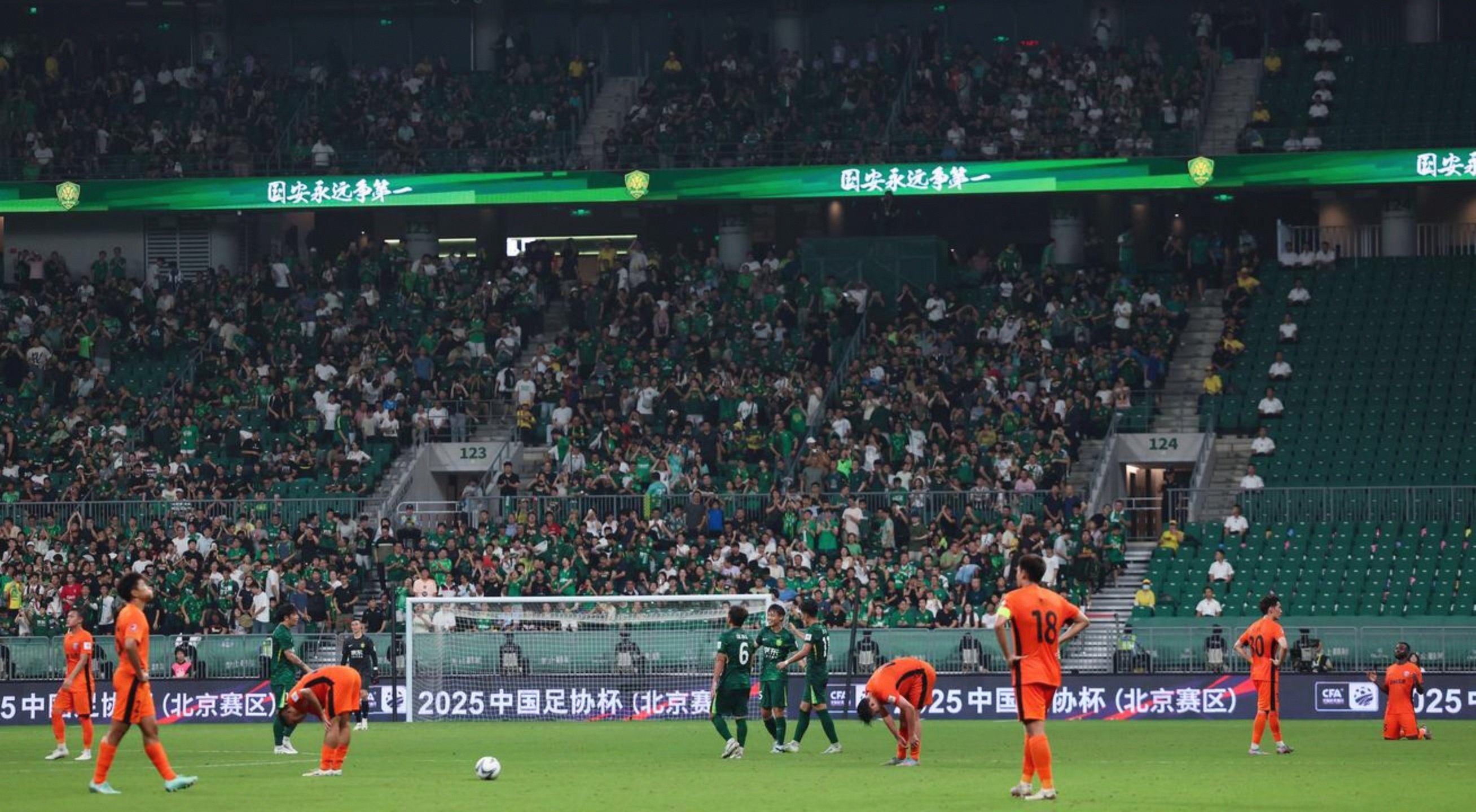 足协杯北京国安6-4淘汰青岛西海岸晋级足协杯四强的简单介绍  第2张
