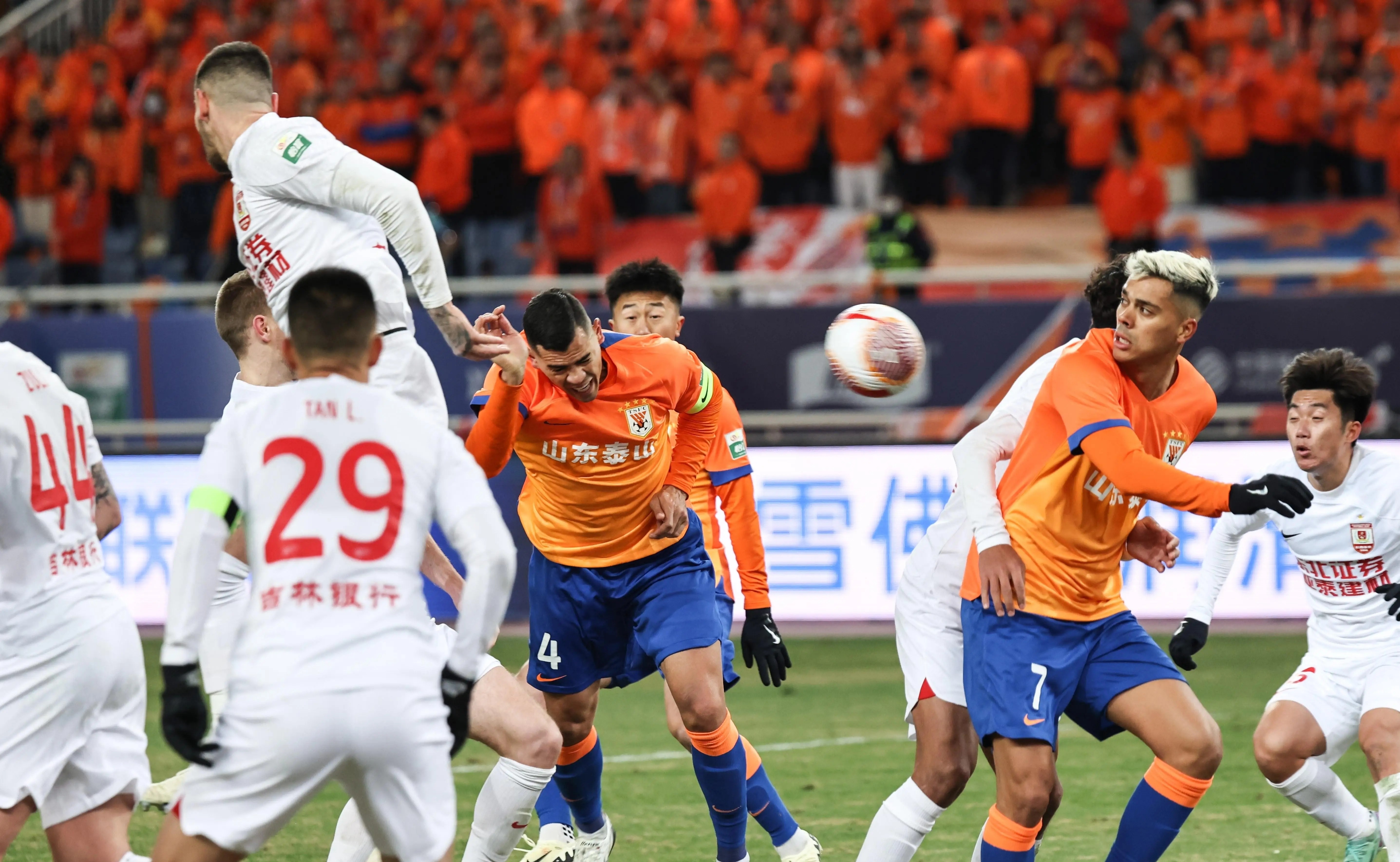 中超冠军争夺战最后冲刺榜首三强均未能取胜的简单介绍