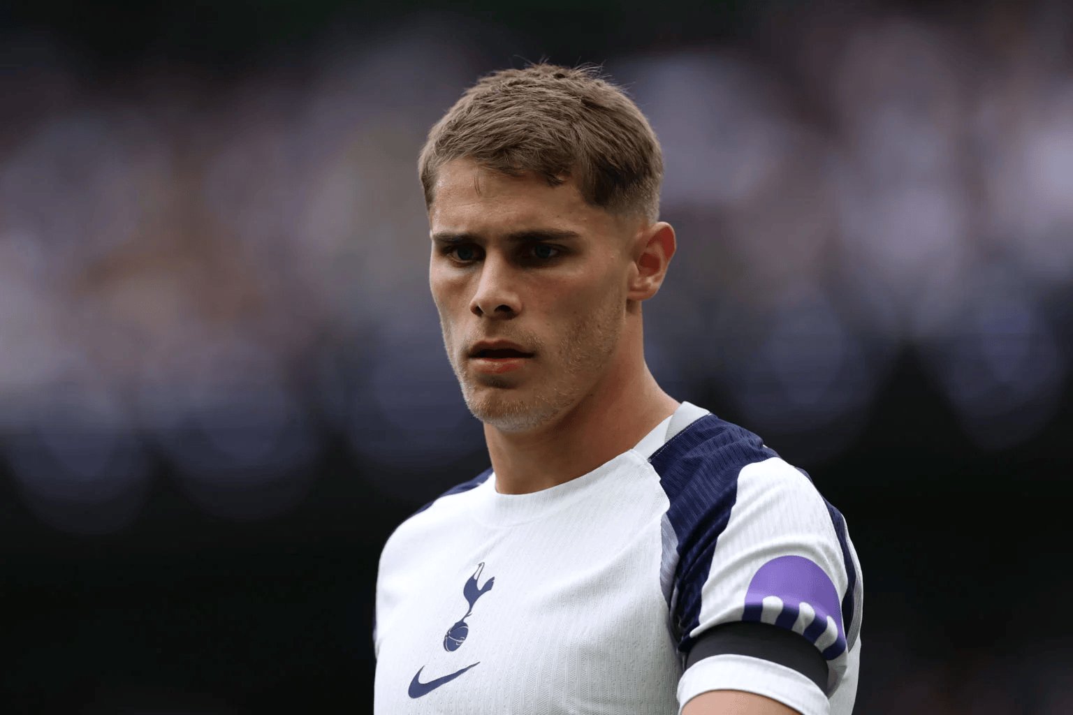 拜仁仍有意多特边锋吉滕斯但球员更希望加盟切尔西的简单介绍  第1张