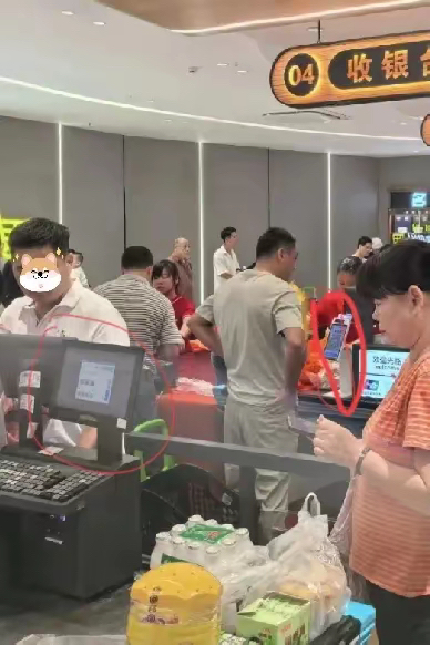 张稀哲在国安商店当收银员为顾客结账的简单介绍  第2张