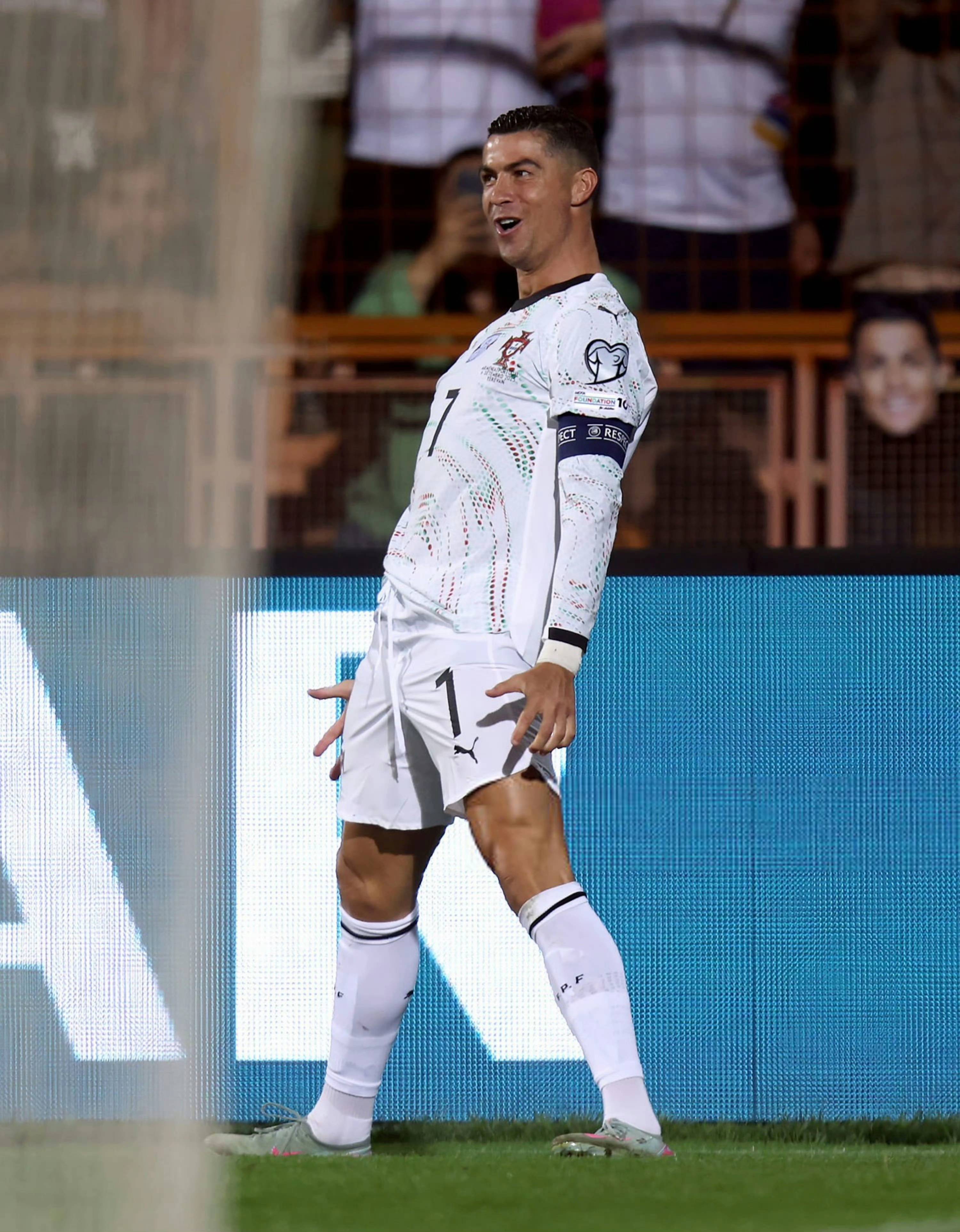 C罗以39球成为世预赛射手王已经年满40岁的简单介绍  第2张