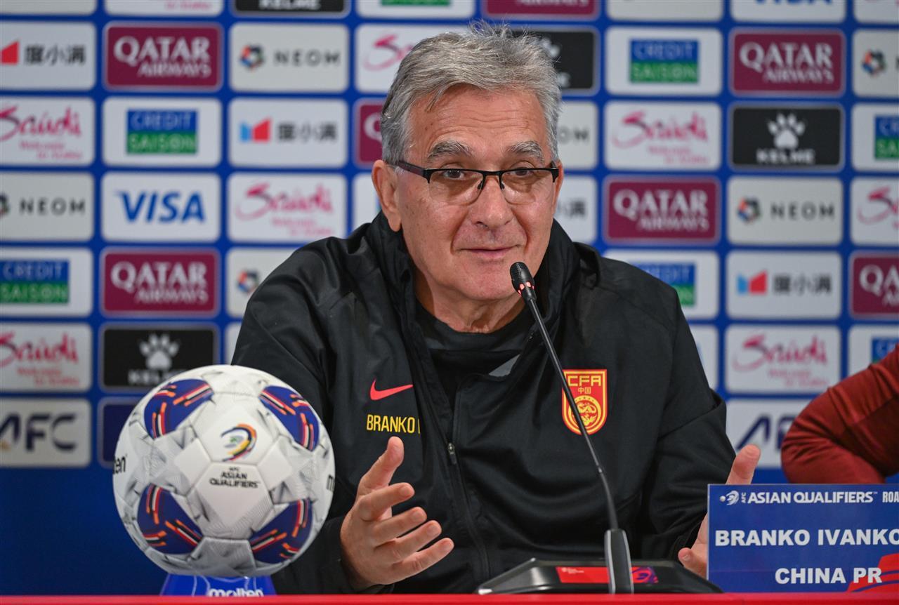 国足代理主帅久尔杰维奇到工体观战国足已公布最新名单的简单介绍  第1张