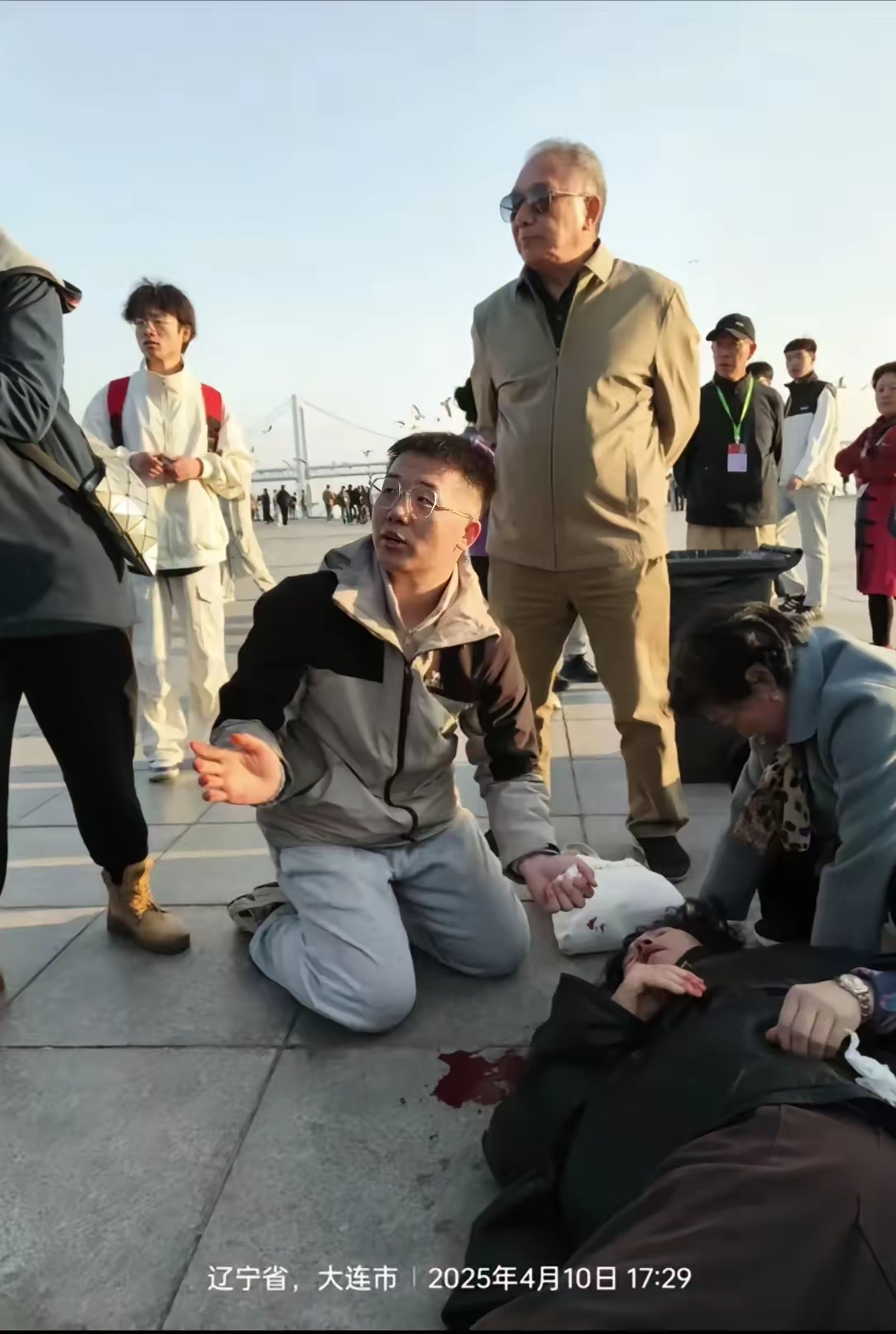 关于申花球迷医生跪地救人患者已脱离生命危险的信息