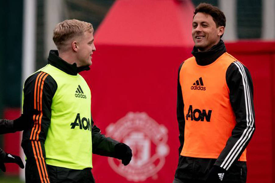 包含桑德兰考虑签回亨德森目前与阿贾克斯还有1年合同的词条