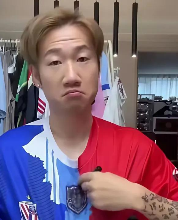 前泰达球员荣昊公开致歉因涂黑泰达队徽的简单介绍 第2张 前泰达球员荣昊公开致歉因涂黑泰达队徽的简单介绍 第2张