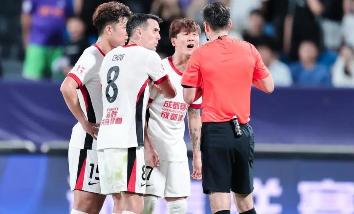 中超天津津门虎2-1成都蓉城韦世豪破门+染红王秋明、阿代米建功的简单介绍  第1张