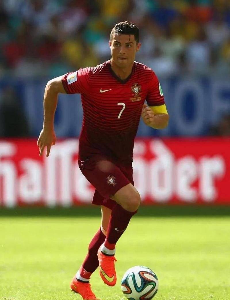 包含2025足坛收入榜：C罗2.39亿欧元居首大幅领先梅西的词条  第1张