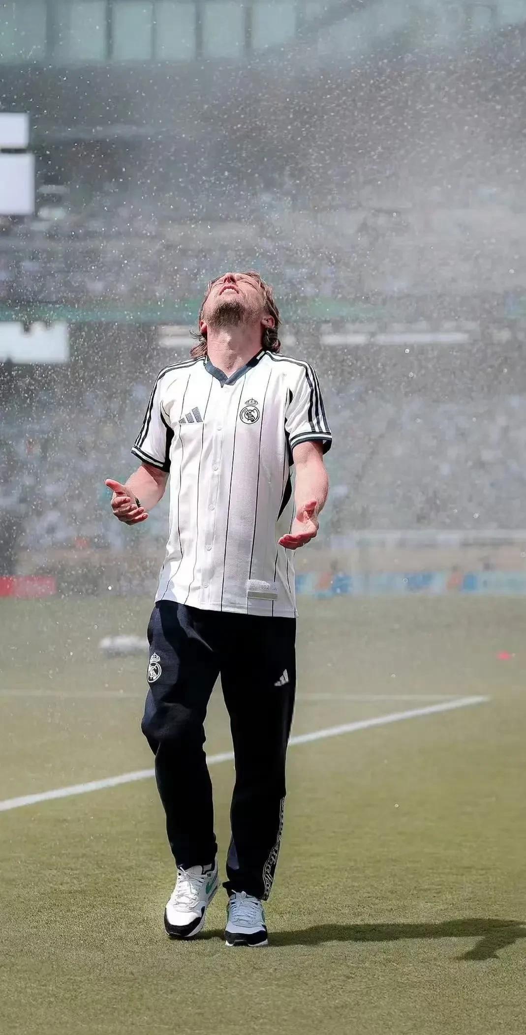 包含AC米兰有意免签莫德里奇球员已经确定本赛季结束后离开皇马的词条