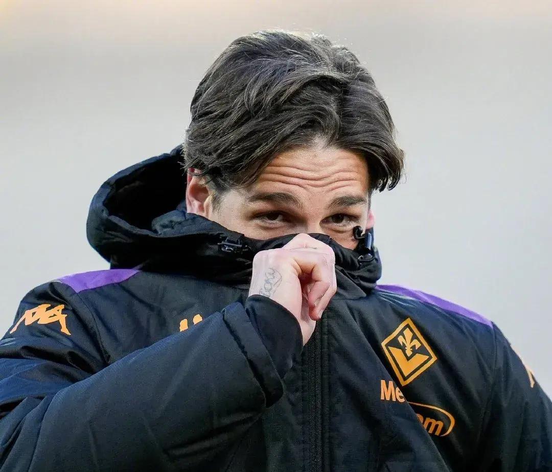 包含曼联未能将梅努外租并引进加拉格尔阿莫林产生不满情绪的词条