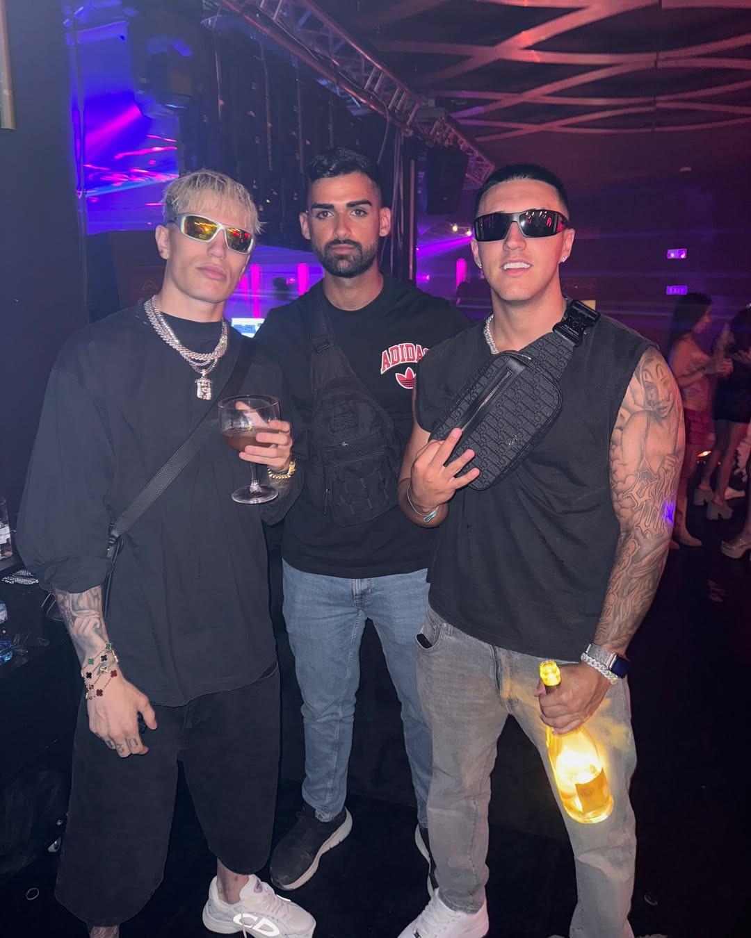 加纳乔穿维拉球衣引争议遭红魔球迷炮轰的简单介绍 第2张 加纳乔穿维拉球衣引争议遭红魔球迷炮轰的简单介绍 第2张